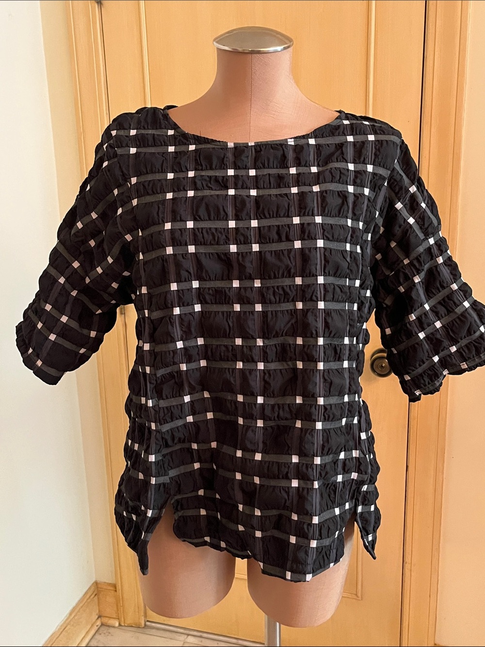 CHALET ET CECI Artsy Contemporary Black/White Textured/Pucker Grid-Print Top M